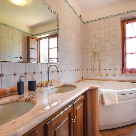 Сasa de vacaciones Amazing In W/ 5 Bedrooms Sarzana